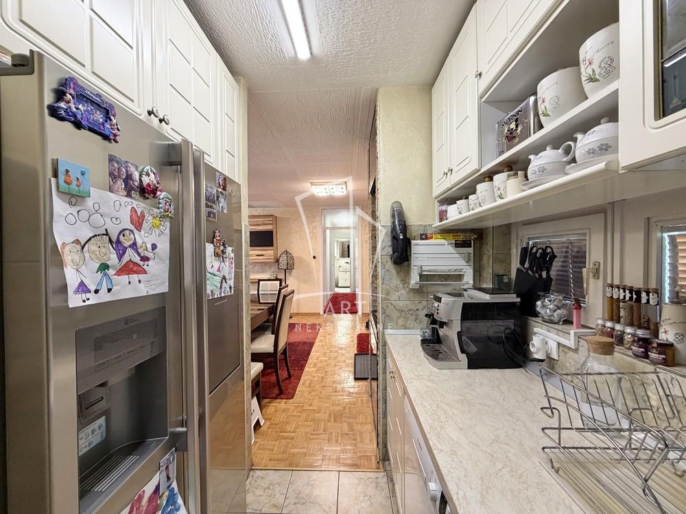 Stan na prodaju u Beogradu, Nova Galenika, troiposoban, 62m2, cena 235000 evra