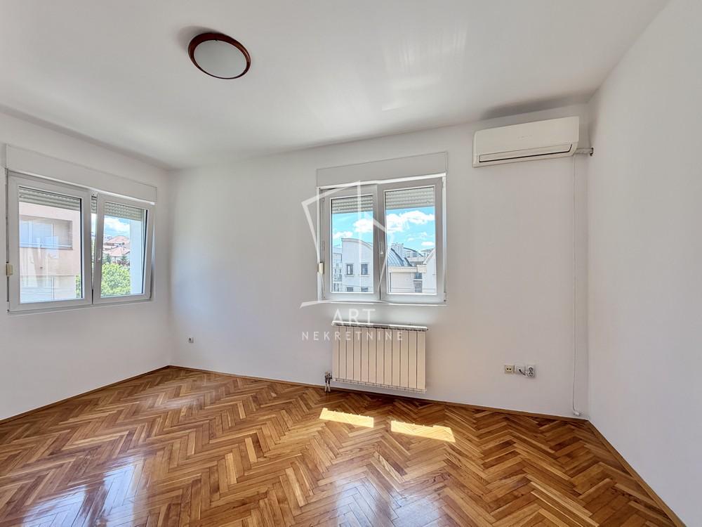 Stan na prodaju u Beogradu, Dedinje, cetvorosoban, 117m2, cena 468000 evra