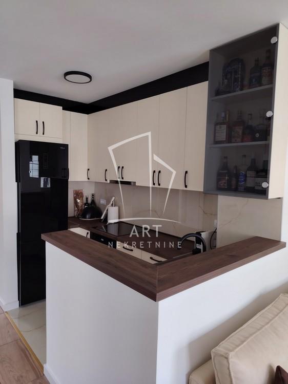 Stan na prodaju u Beogradu, Surčin, dvoiposoban, 56m2, cena 165000 evra