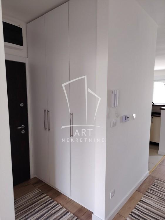 Stan na prodaju u Beogradu, Surčin, dvoiposoban, 56m2, cena 165000 evra