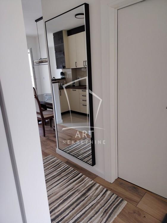 Stan na prodaju u Beogradu, Surčin, dvoiposoban, 56m2, cena 165000 evra