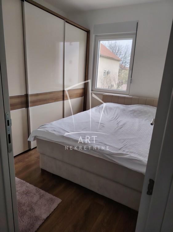 Stan na prodaju u Beogradu, Surčin, dvoiposoban, 56m2, cena 165000 evra