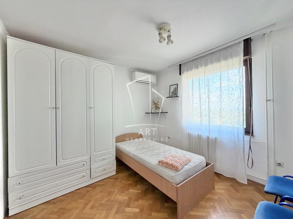 Stan na prodaju u Beogradu, Banovo brdo, cetvorosoban, 82m2, cena 295200 evra