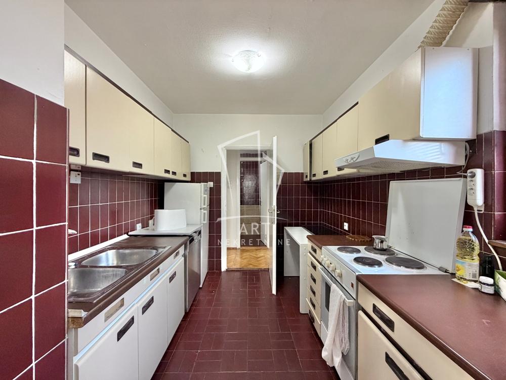 Stan na prodaju u Beogradu, Banovo brdo, cetvorosoban, 82m2, cena 295200 evra