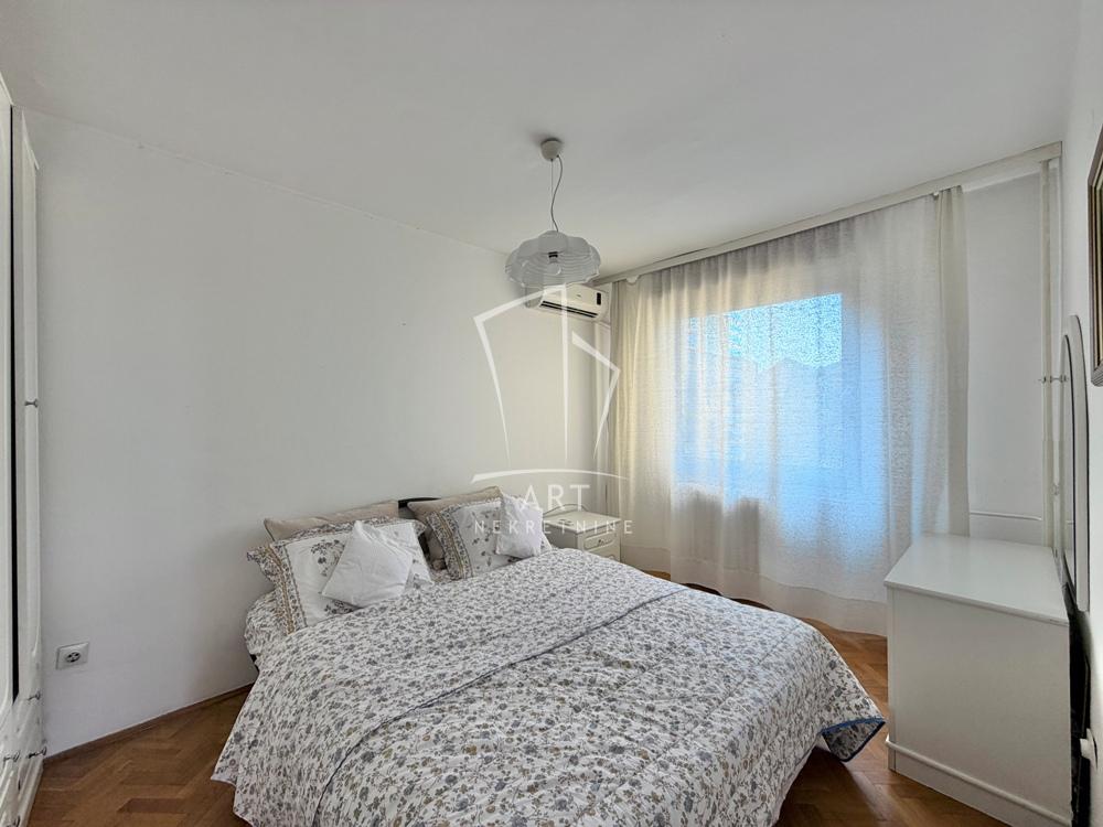 Stan na prodaju u Beogradu, Banovo brdo, cetvorosoban, 82m2, cena 295200 evra