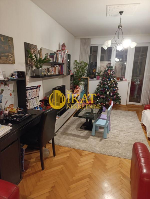 Stan na prodaju u Beogradu, Karaburma, trosoban, 80m2, cena 160000 evra