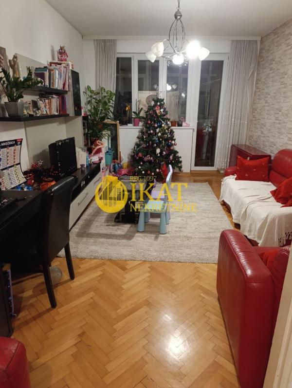 Stan na prodaju u Beogradu, Karaburma, trosoban, 80m2, cena 160000 evra