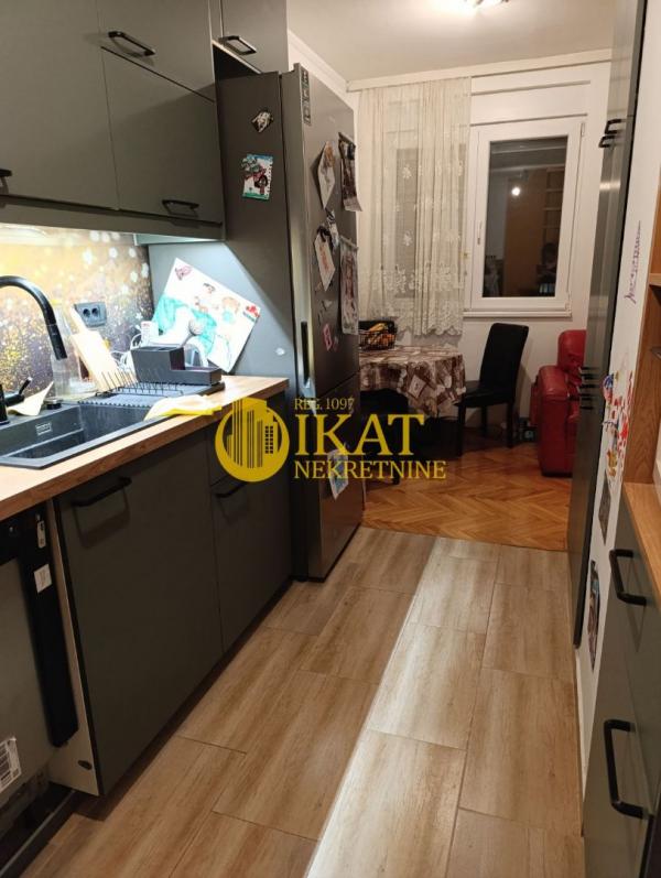 Stan na prodaju u Beogradu, Karaburma, trosoban, 80m2, cena 160000 evra