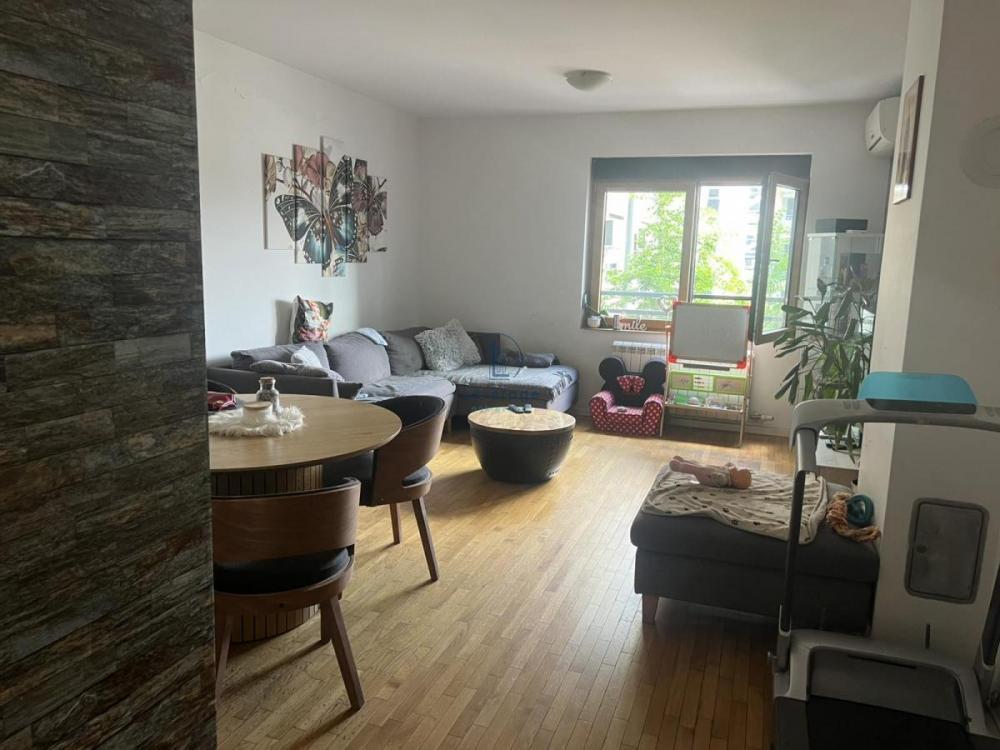 Stan na prodaju u Beogradu, Zemun, trosoban, 75m2, cena 275000 evra