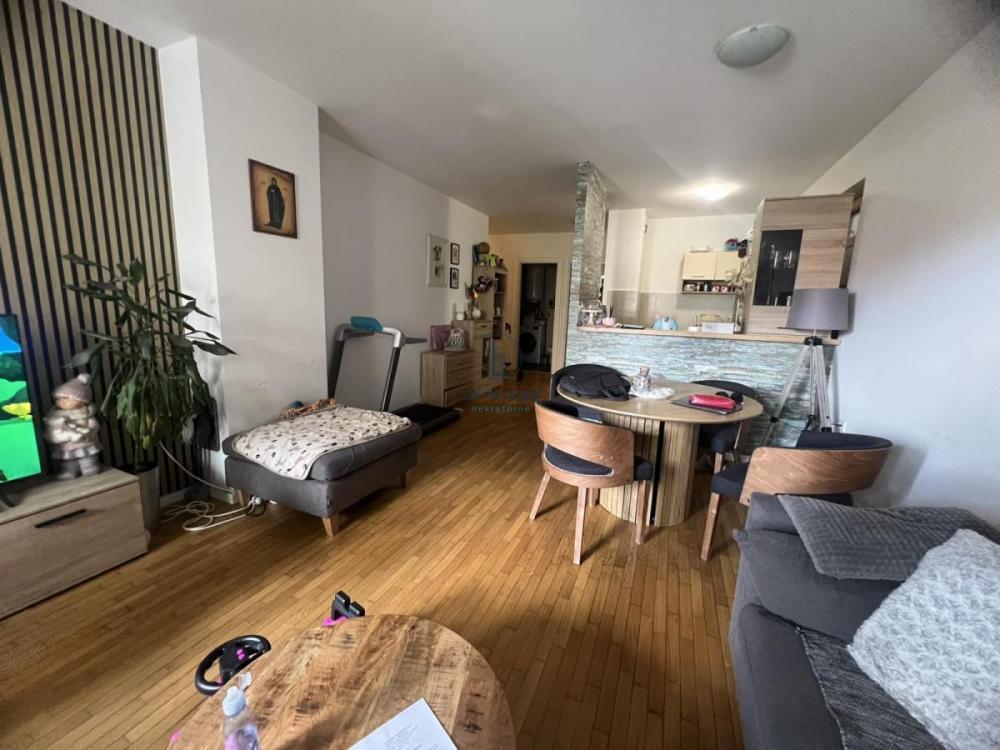Stan na prodaju u Beogradu, Zemun, trosoban, 75m2, cena 275000 evra