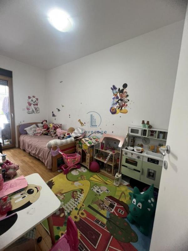 Stan na prodaju u Beogradu, Zemun, trosoban, 75m2, cena 275000 evra