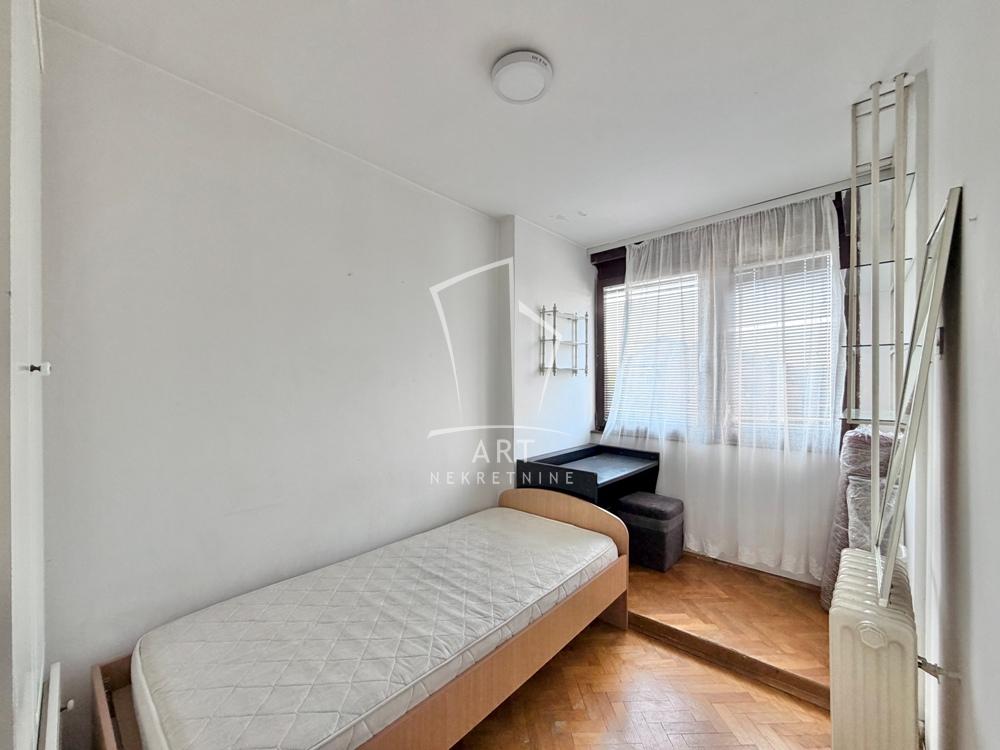 Stan na prodaju u Beogradu, Banovo brdo, cetvorosoban, 82m2, cena 295200 evra