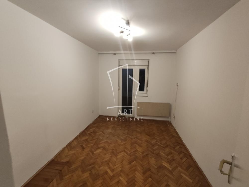 Stan na prodaju u Beogradu, Karaburma, trosoban, 45m2, cena 115000 evra
