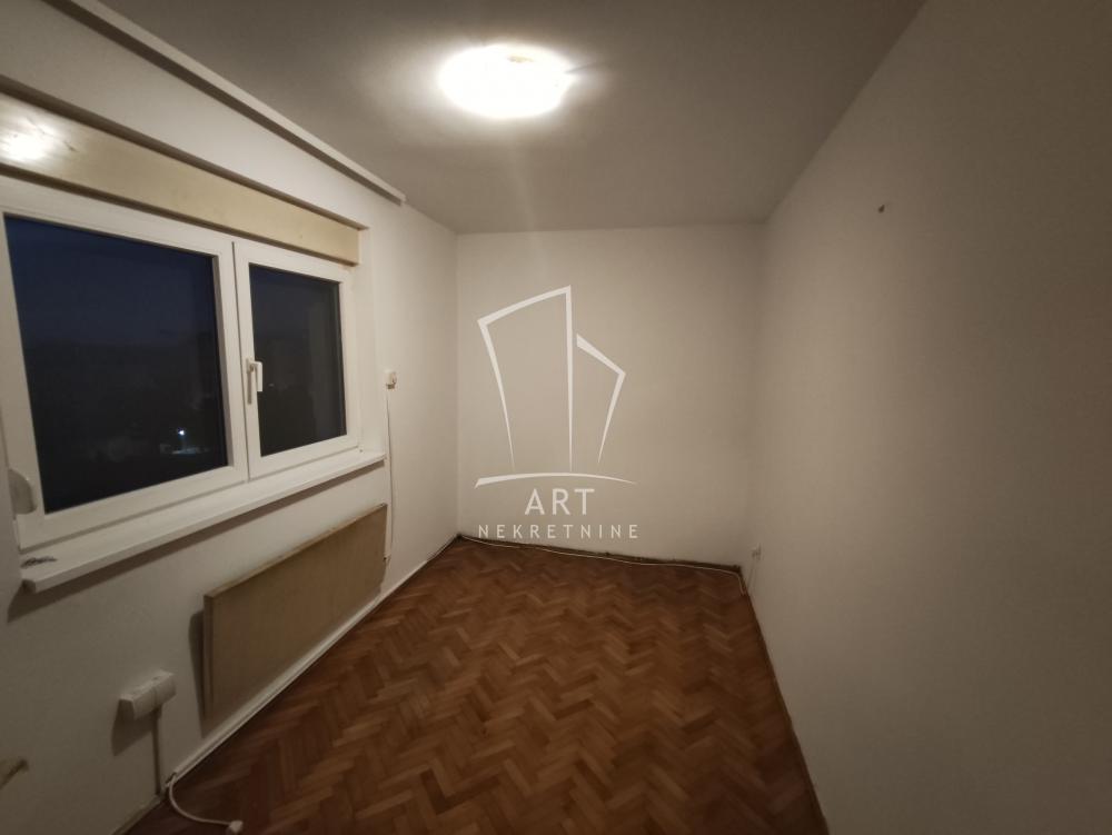 Stan na prodaju u Beogradu, Karaburma, trosoban, 45m2, cena 115000 evra
