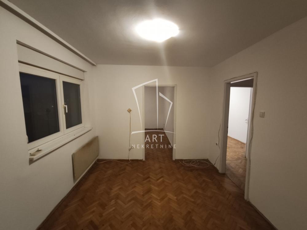 Stan na prodaju u Beogradu, Karaburma, trosoban, 45m2, cena 115000 evra
