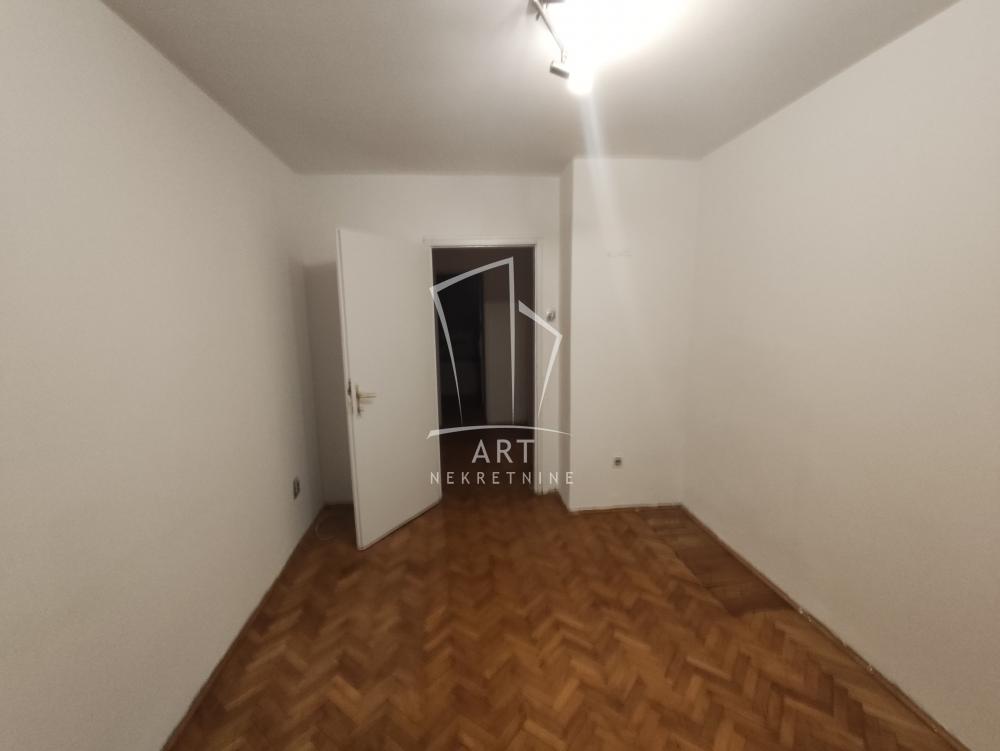 Stan na prodaju u Beogradu, Karaburma, trosoban, 45m2, cena 115000 evra