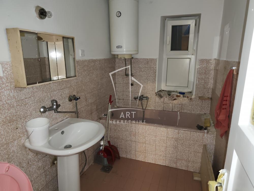 Stan na prodaju u Beogradu, Karaburma, trosoban, 45m2, cena 115000 evra