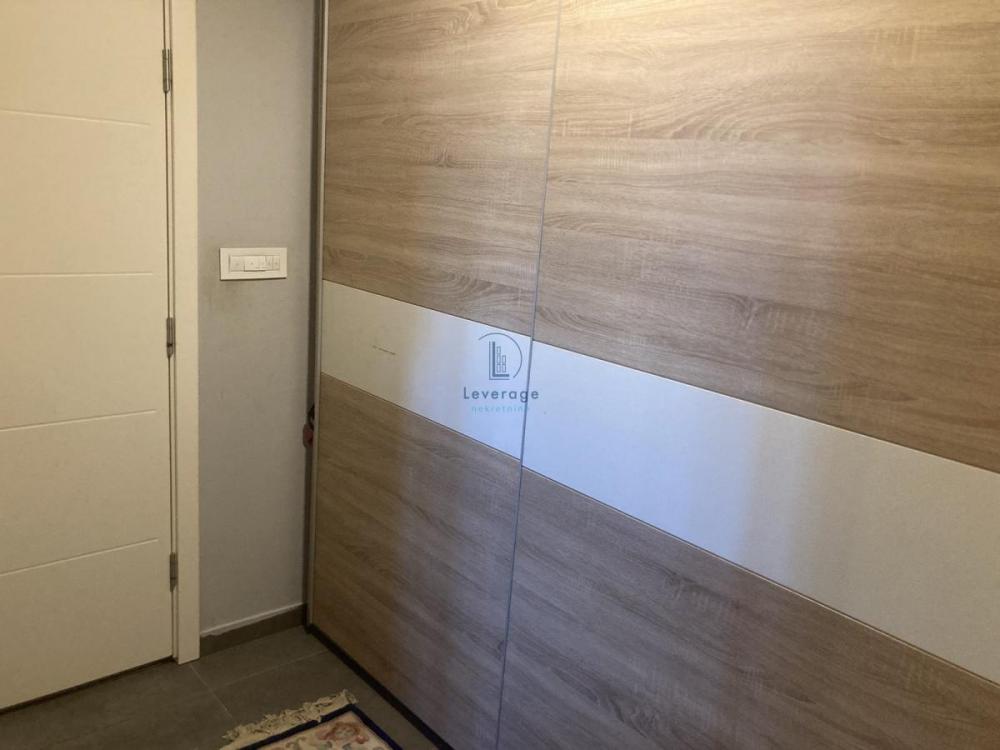 Stan na prodaju u Beogradu, Novi Beograd blok 28 (Potkovica), dvoiposoban, 54m2, cena 239000 evra