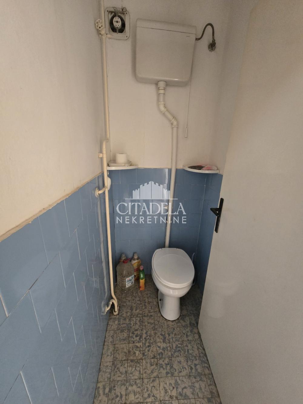 Stan na prodaju u Beogradu, Zemun, dvoiposoban, 70m2, cena 320000 evra