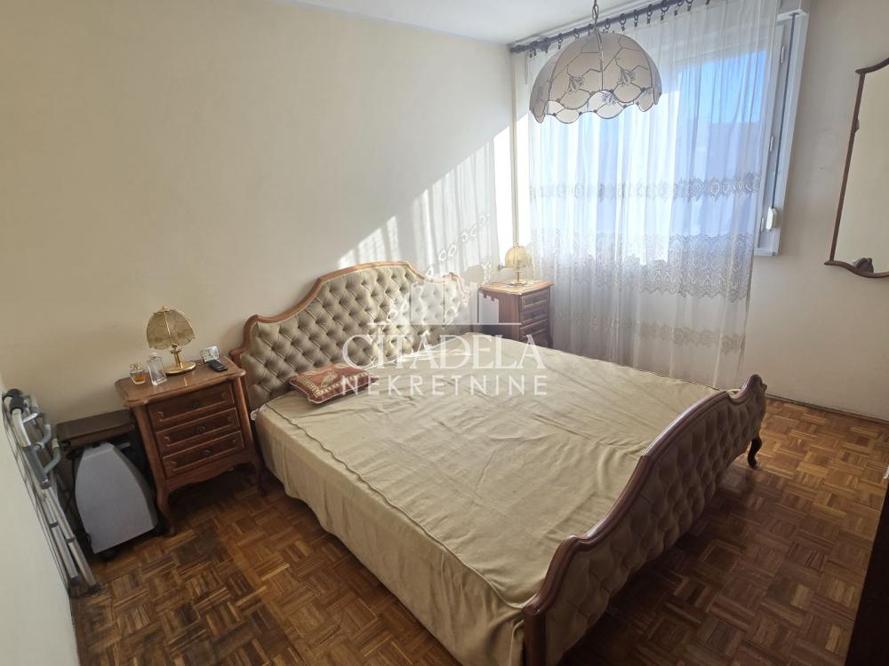 Stan na prodaju u Beogradu, Zemun, dvoiposoban, 70m2, cena 320000 evra