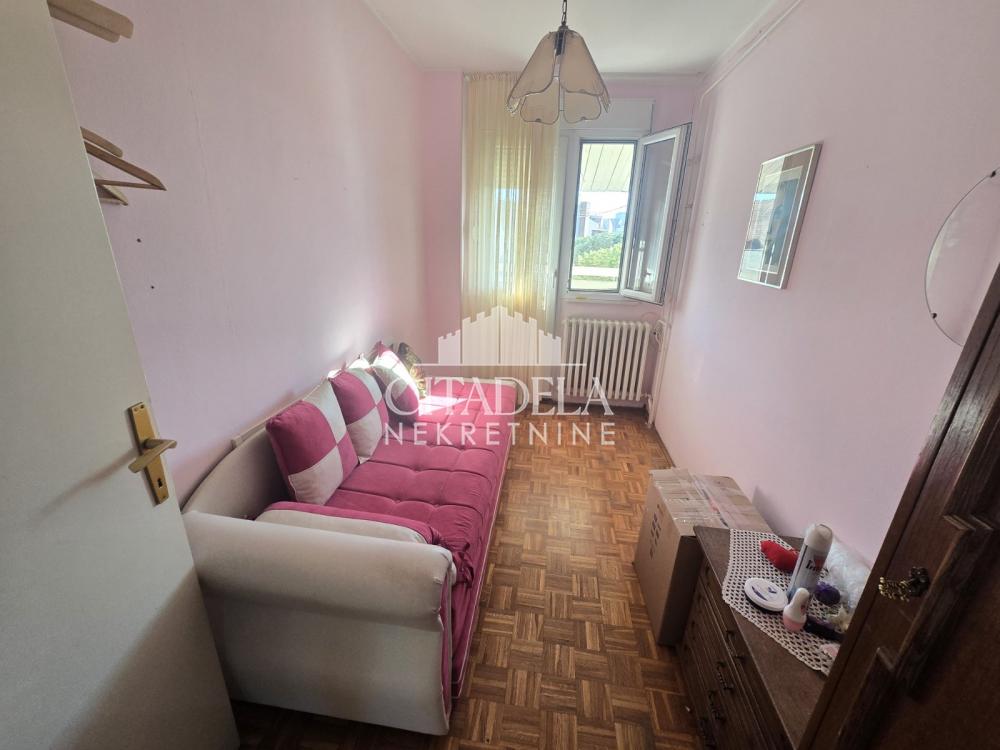 Stan na prodaju u Beogradu, Zemun, dvoiposoban, 70m2, cena 320000 evra