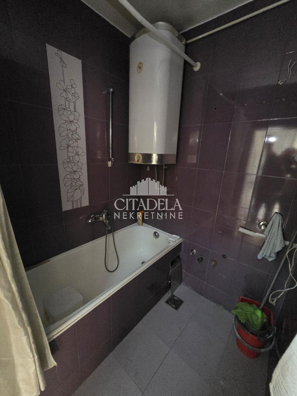 Stan na prodaju u Beogradu, Zemun, dvoiposoban, 70m2, cena 320000 evra