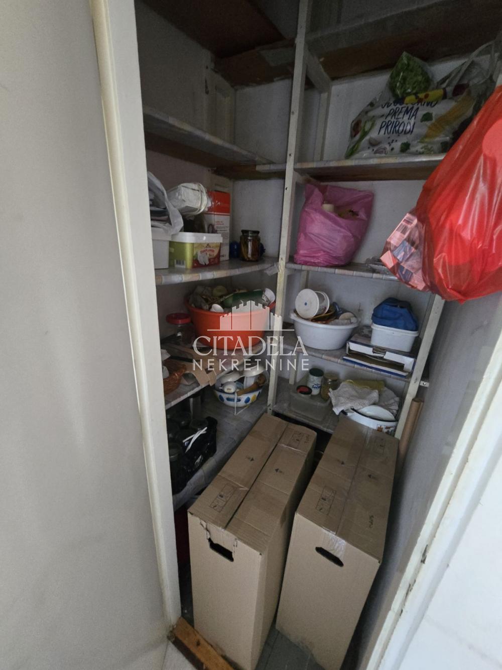 Stan na prodaju u Beogradu, Zemun, dvoiposoban, 70m2, cena 320000 evra