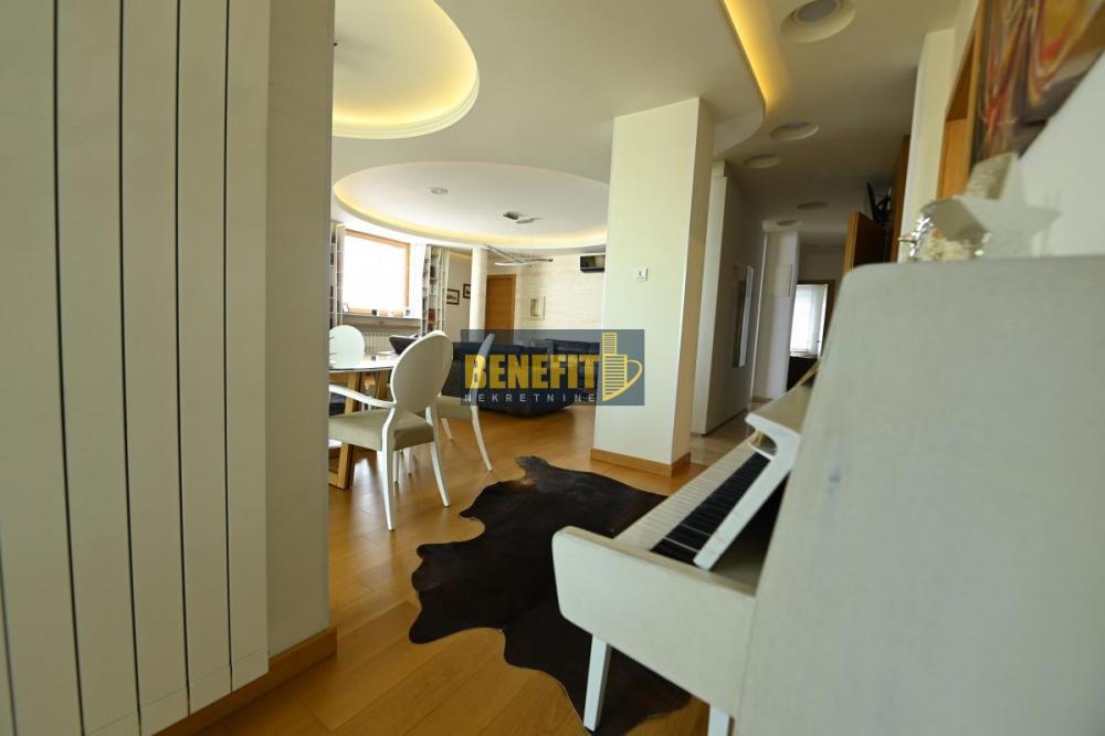 Stan na prodaju u Beogradu, Vukov spomenik, 250m2, cena 950000 evra