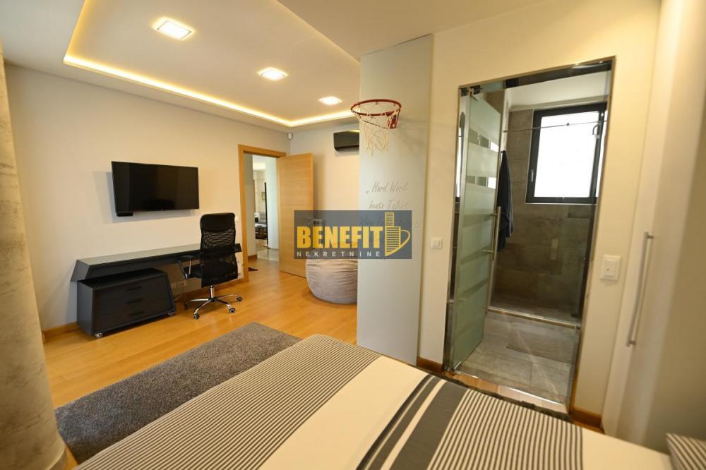 Stan na prodaju u Beogradu, Vukov spomenik, 250m2, cena 950000 evra