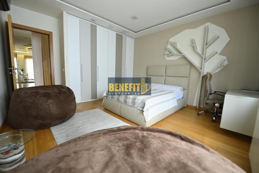 Stan na prodaju u Beogradu, Vukov spomenik, 250m2, cena 950000 evra