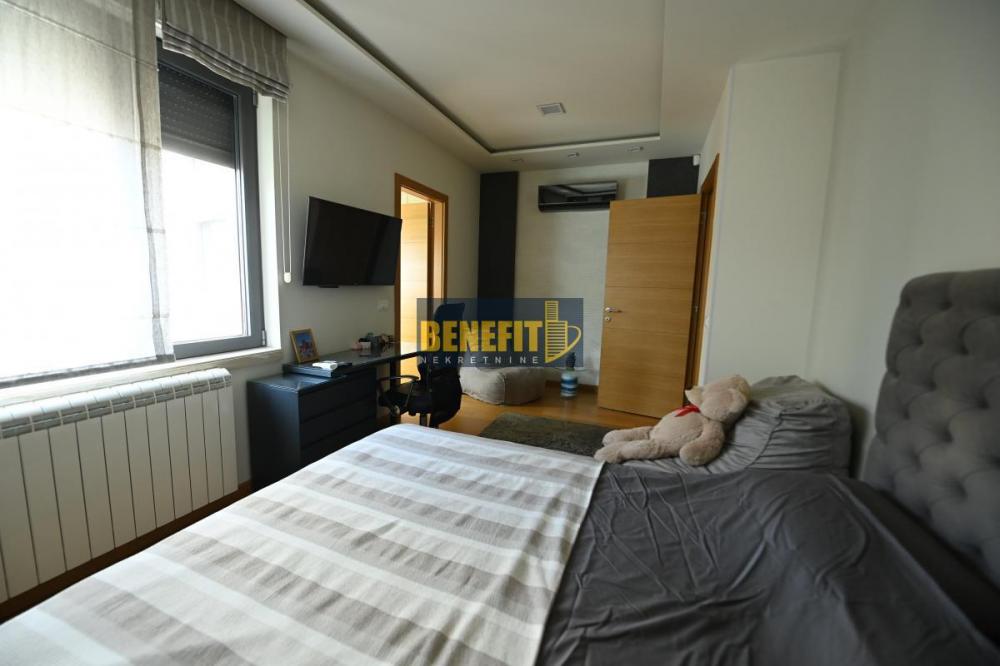 Stan na prodaju u Beogradu, Vukov spomenik, 250m2, cena 950000 evra