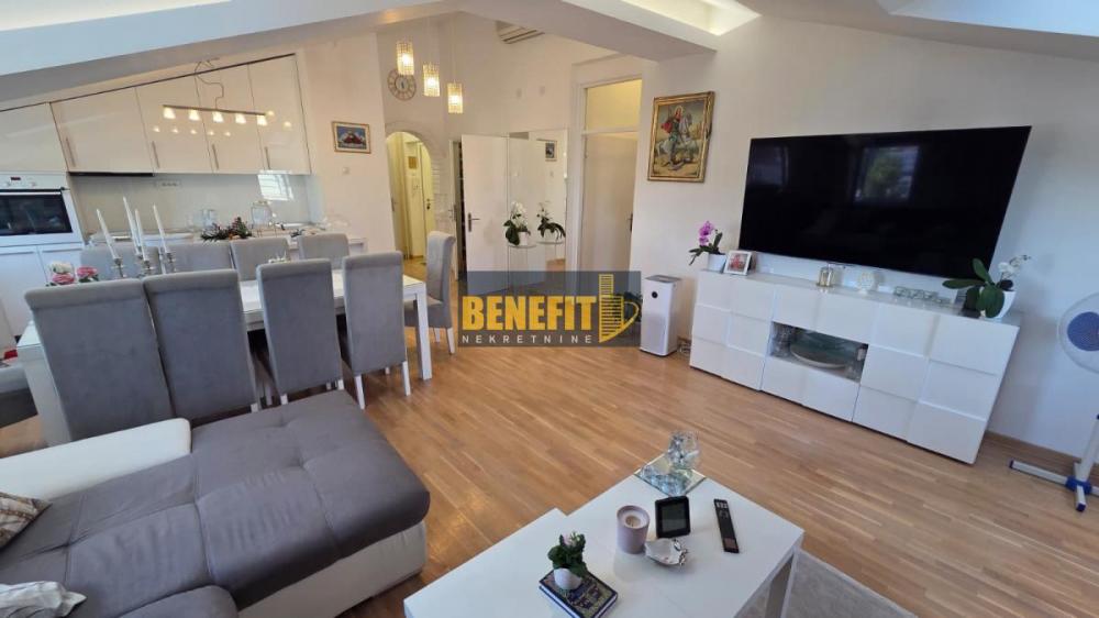 Stan na prodaju u Beogradu, Gornji grad, trosoban, 82m2, cena 249000 evra