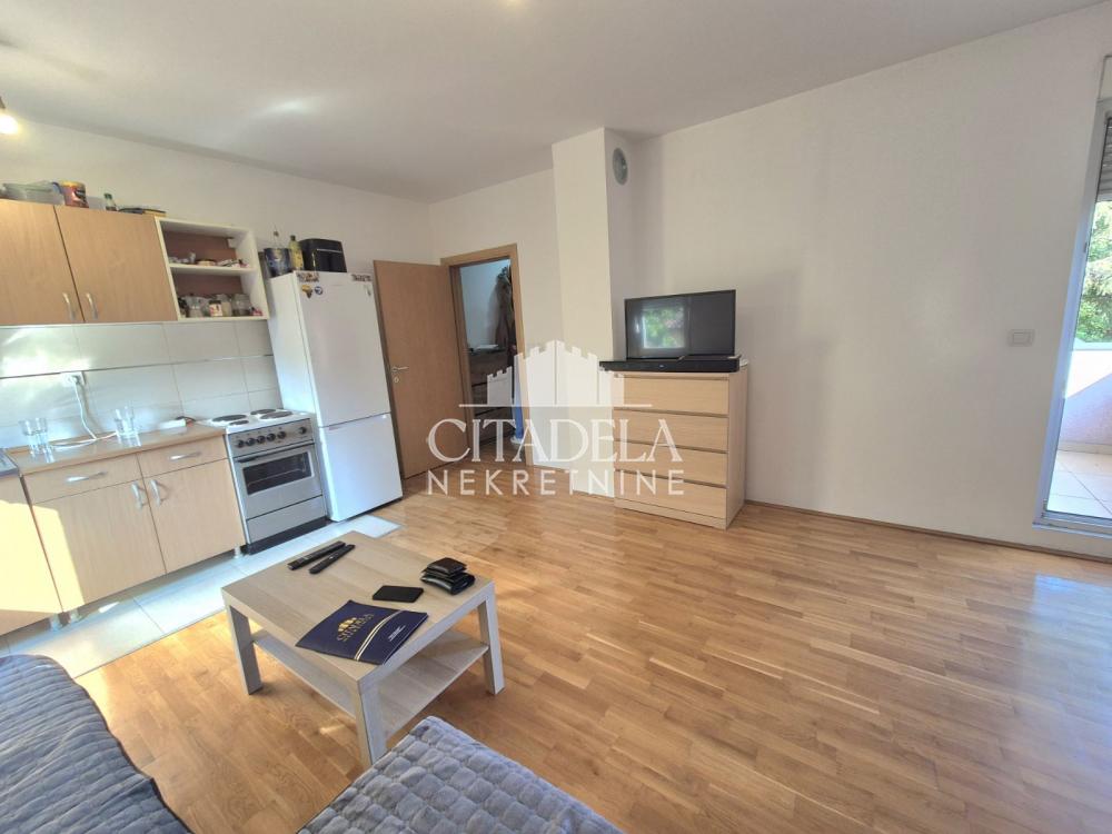 Stan na prodaju u Beogradu, Cvetkova pijaca, jednoiposoban, 44m2, cena 155000 evra
