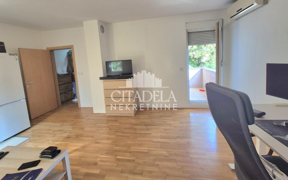 Stan na prodaju u Beogradu, Cvetkova pijaca, jednoiposoban, 44m2, cena 155000 evra