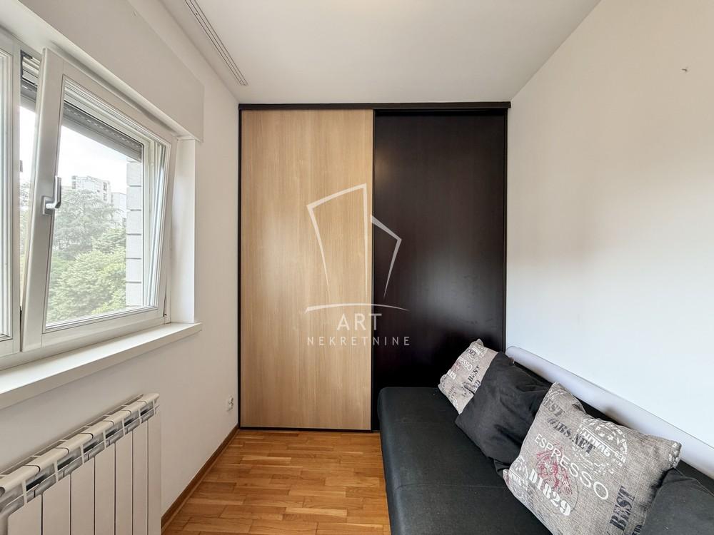 Stan na prodaju u Beogradu, Novi Beograd blok 63, trosoban, 63m2, cena 230000 evra