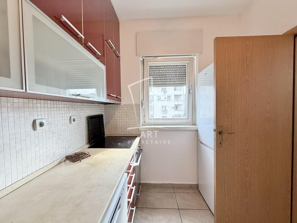 Stan na prodaju u Beogradu, Novi Beograd blok 63, trosoban, 63m2, cena 230000 evra