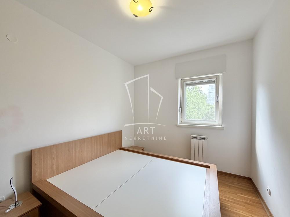 Stan na prodaju u Beogradu, Novi Beograd blok 63, trosoban, 63m2, cena 230000 evra