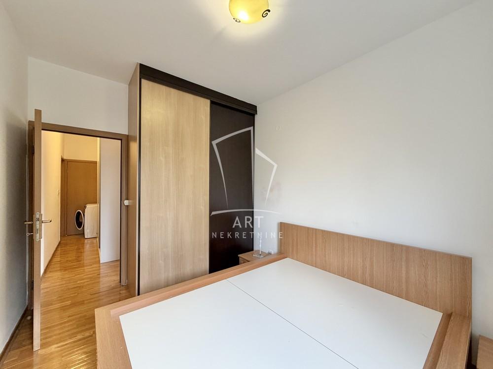 Stan na prodaju u Beogradu, Novi Beograd blok 63, trosoban, 63m2, cena 230000 evra