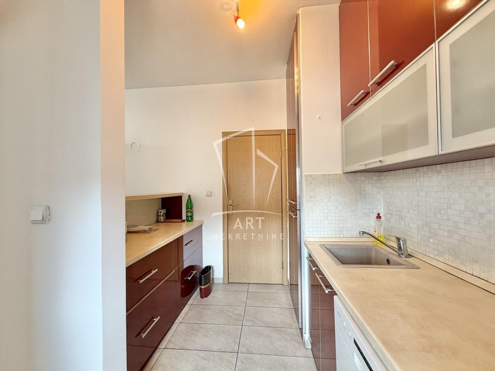 Stan na prodaju u Beogradu, Novi Beograd blok 63, trosoban, 63m2, cena 230000 evra