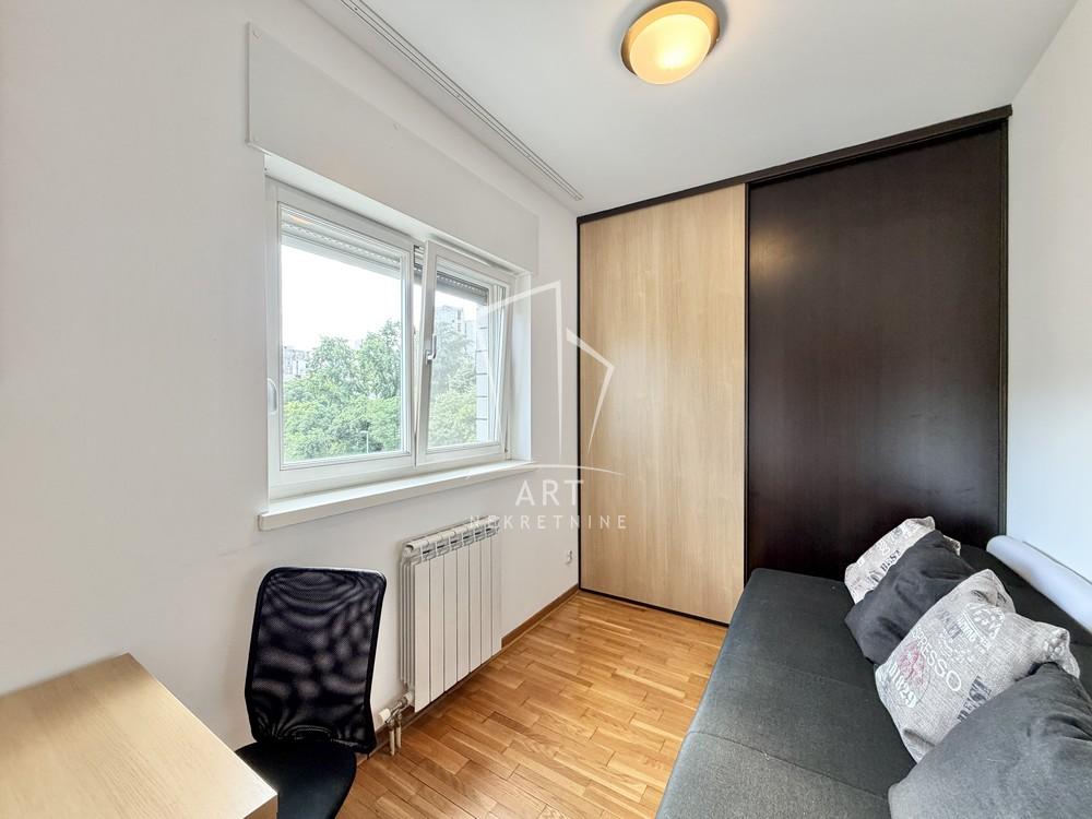Stan na prodaju u Beogradu, Novi Beograd blok 63, trosoban, 63m2, cena 230000 evra