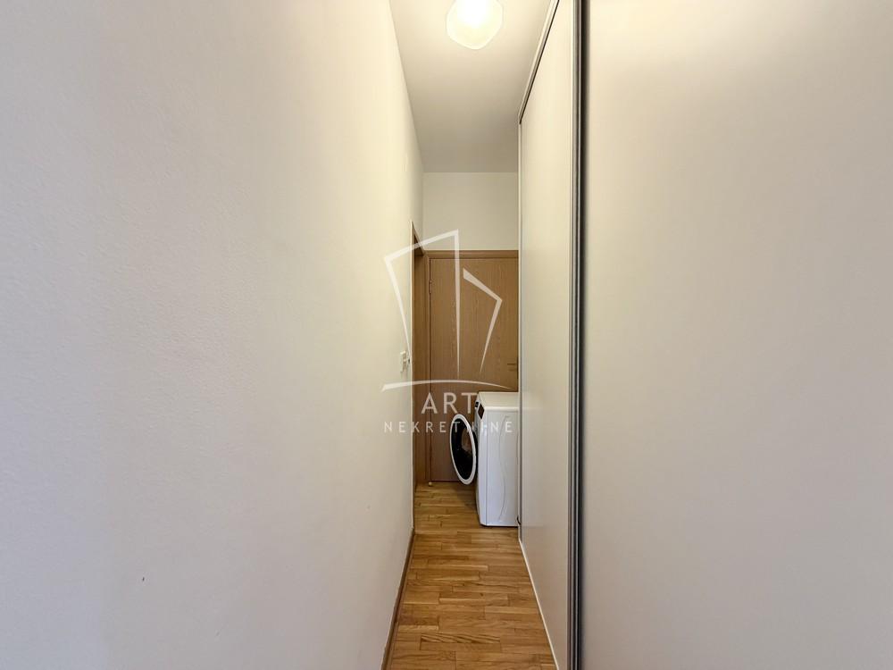 Stan na prodaju u Beogradu, Novi Beograd blok 63, trosoban, 63m2, cena 230000 evra