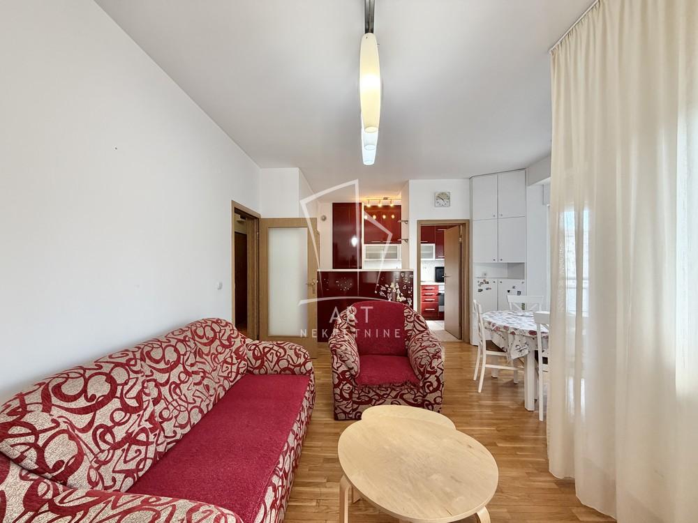 Stan na prodaju u Beogradu, Novi Beograd blok 63, trosoban, 63m2, cena 230000 evra