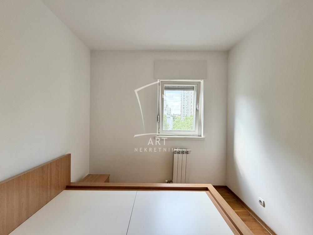 Stan na prodaju u Beogradu, Novi Beograd blok 63, trosoban, 63m2, cena 230000 evra