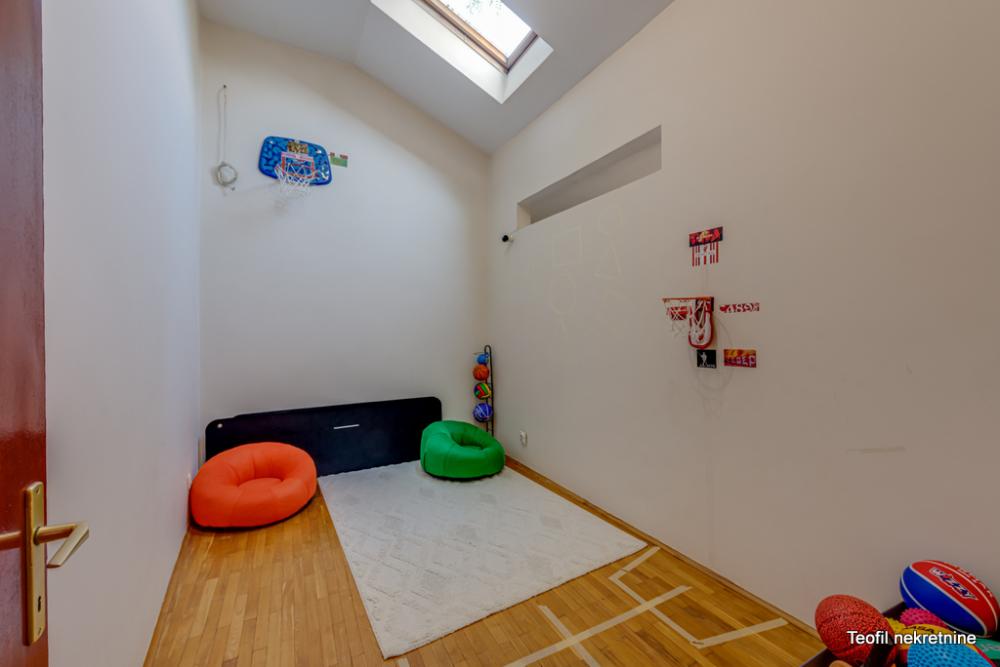 Stan na prodaju u Beogradu, Zemun centar, 161m2, cena 279000 evra
