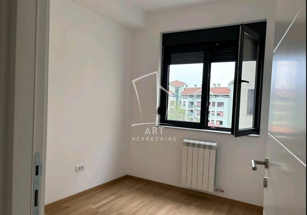 Stan na prodaju u Beogradu, Banovo brdo, trosoban, 54m2, cena 214900 evra