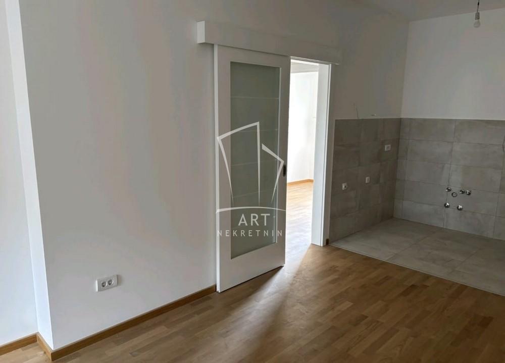 Stan na prodaju u Beogradu, Banovo brdo, trosoban, 54m2, cena 214900 evra
