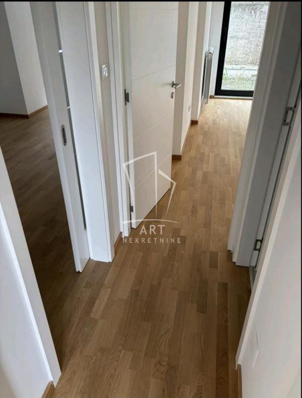 Stan na prodaju u Beogradu, Banovo brdo, trosoban, 54m2, cena 214900 evra