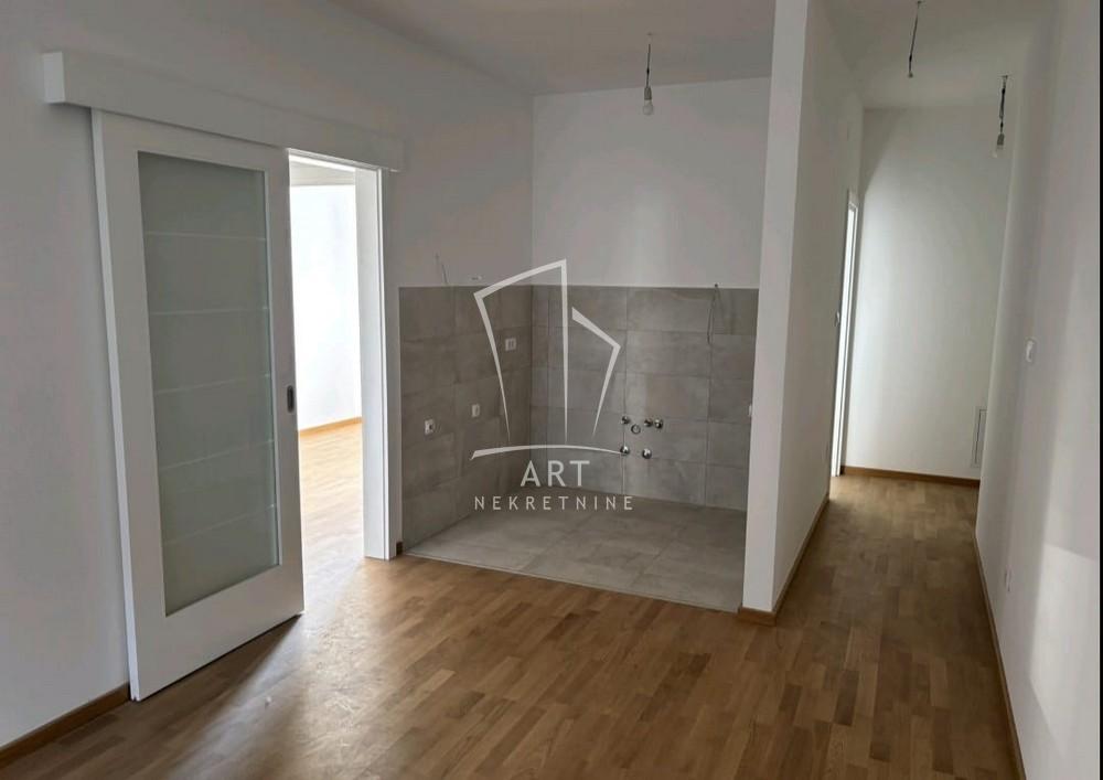 Stan na prodaju u Beogradu, Banovo brdo, trosoban, 54m2, cena 214900 evra