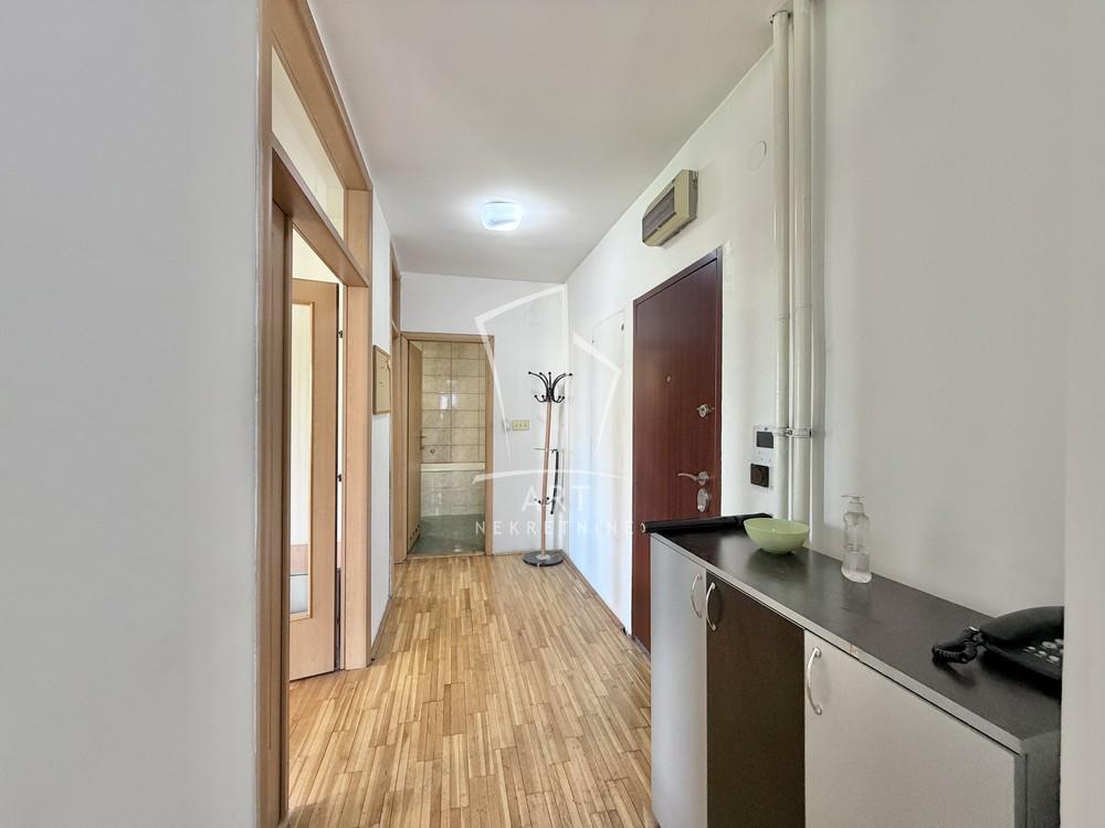 Stan na prodaju u Beogradu, Banovo brdo, dvosoban, 56m2, cena 179000 evra