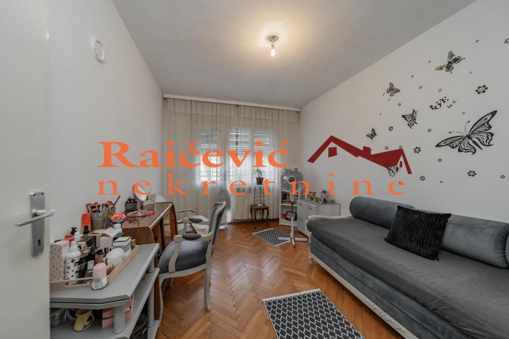 Stan na prodaju u Beogradu, Voždovac, troiposoban, 88m2, cena 180000 evra